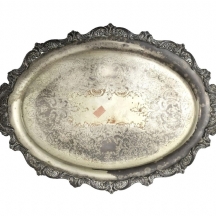 מגש אמריקאי עשוי מתכת מצופה כסף מעוטר וחתום