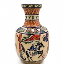 אגרטל קרמיקה סיני מעוטר בדמות לוחמים אמיצים על סוסיהם