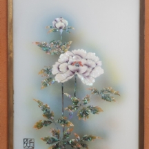 תמונה אסייתית דקורטיבית של פרח, כפי הנראה יפני או קוריאני, עשויה פיסות אם הפנינה