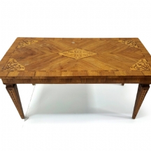 שולחן קפה סלוני, איטלקי, עשוי עץ, מעוטר  בשיבוץ 'מרקטרי' (Marquetry)