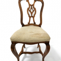 כסא איטלקי עתיק, עשוי עץ וריפוד בד