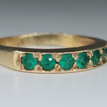 טבעת עתיקה עשויה זהב ומשובצת אבני אמרלד