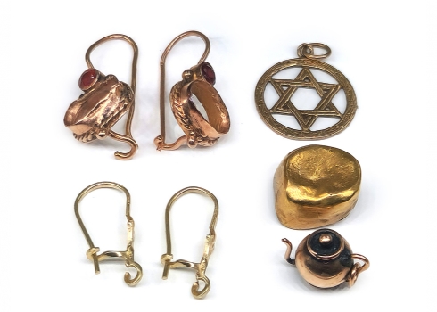 שבעה פרטי זהב שונים