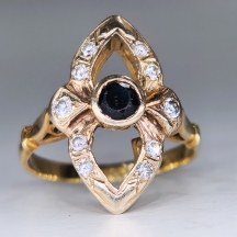 טבעת עתיקה עשויה זהב ומשובצת ספיר ויהלומים