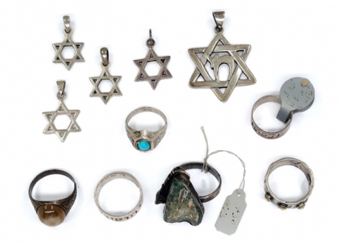 11 תכשיטים שונים עשויים כסף, חתומים, חלקם משובצים
