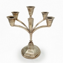 פמוט כסף לחמישה נרות, מתוצרת חברת 'הצורפים', עשוי כסף '800', חתום