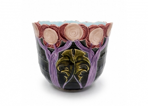 עציץ קטן (Cache Pot) מתקופת סגנון האר נובו, עשוי מג'וליקה (Majolica) ומעוטר