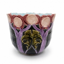עציץ קטן (Cache Pot) מתקופת סגנון האר נובו, עשוי מג'וליקה (Majolica) ומעוטר
