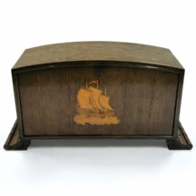 בר משקאות עשוי מעץ, דלת החזית מעוטרת בעבודת שיבוץ מסוג מרקטרי (Marquetry)