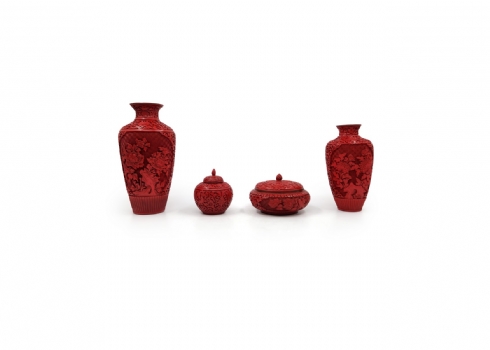 לוט של 4 חפצי לכה סינים לכה אדומה מסוג 'Red Cinnabar'