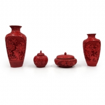 לוט של 4 חפצי לכה סינים לכה אדומה מסוג 'Red Cinnabar'