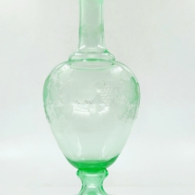 דקנטר עתיק מהמאה ה-19, עשוי 'זכוכית אורניום' (Uranium glass) ירוקה