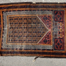 שטיח עתיק ארוג בעבודת יד במצב משומש, שחוק, פגמים