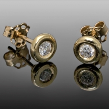 זוג עגילי זהב עם יהלומים