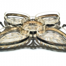 כלי כיבוד עשוי מתכת מצופה כסף, בתוכו 5 כלים נשלפים מקריסטל (Liners),