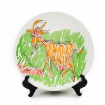 צלחת נוי עשויה חרס, מעוטרת על פי עיצוב האומן מרסל ינקו (Marcel Janco),