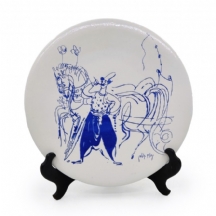 צלחת נוי עשויה חרס, מעוטרת על פי עיצוב האומן נחום גוטמן (Nachum Gutman