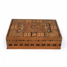 תיבת עץ סורית, מעוטרת בשיבוץ מסוג 'קאטם קארי' (Khatam Kari)