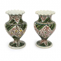 זוג אגרטלי "קוטאיה" טורקים, מעוטרים ציורי יד, תיקון לאחד