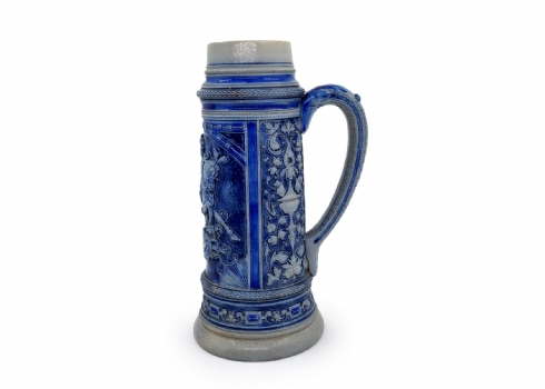 קנקן שיכר גרמני עתיק (Beer stein), עשוי חרס מעוטר בזיגוג מלח (Salt-glaze)