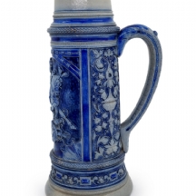 קנקן שיכר גרמני עתיק (Beer stein), עשוי חרס מעוטר בזיגוג מלח (Salt-glaze)