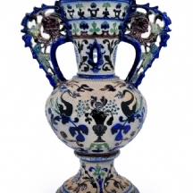 אגרטל קרמיקה בצורת 'אגרטל אלהמברה', עשוי חרס מעוטר בזיגוג מלח (Salt-glaze)