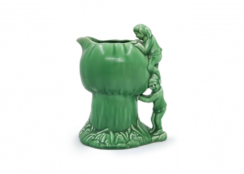 קנקן אנגלי מתוצרת: 'Sylvac' מעוצב בצורת שני גמדים מטפסים על פטריה, חתום