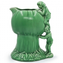 קנקן אנגלי מתוצרת: 'Sylvac' מעוצב בצורת שני גמדים מטפסים על פטריה, חתום