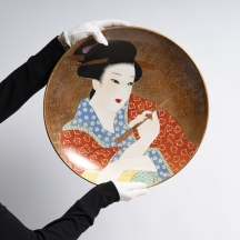 צלחת פורצלן יפנית גדולת מיימדים (Charger), מעוטרת ציור יד בדמות גיישה ומקטרת