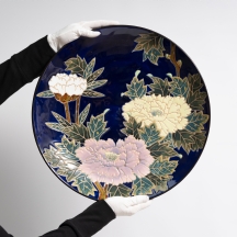 צלחת קרמיקה יפנית גדולת מיימדים (Charger), מעוטרת באמייל פוליכרום בדגם פרחים