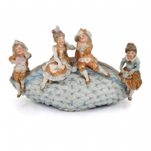 סנטרפיס אוסטרי עתיק מהמאה ה-19 עשוי פורצלן מעוטר בדמות של ארבעה ילדים