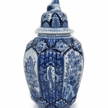 כד בעל שמונה פאות ומכסה תואם בסגנון דלפט הולנדי מעוטר בכחול קובלט, חתום