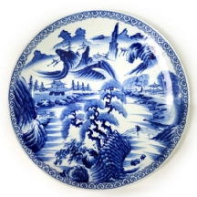 צלחת קרמיקה יפנית גדולת מיימדים (Charger), מעוטרת ציור יד בכחול קובלט על רקע לבן