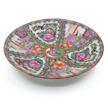 צלחת פורצלן סינית מעוטרת ציורי יד באמייל פוליכרום בסגנון קנטונזי מנדריני