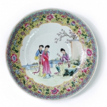 צלחת פורצלן סינית משפחה צהובה (Famille jaune), מעוטרת בסגנון מנדריני באמייל