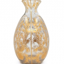 כד זכוכית צרפתי, מעוטר ציורי יד בזהב וחתום 'Delvaux, Rue Royale Paris'