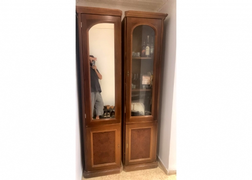 ארון ספריה עשוי עץ ודלתות זכוכית