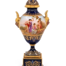 אגרטל פורצלן בעל מכסה תואם,אוסטרי עתיק, בסגנון 'וינה הישן', מעוטר ציורי יד