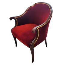 כורסה עתיקה עשויה עץ וריפוד בד