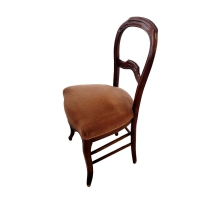 כיסא עשוי עץ וריפוד בד