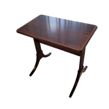 שולחן נוי עשוי עץ