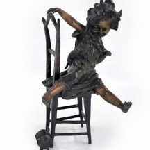 'ילדה על כיסא וחתול' - פסל ברונזה עפ"י חואן קלרה (פסל ממוצא ספרדי שעבד בפריז