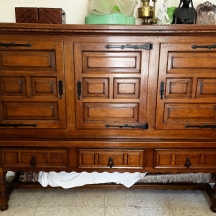 שידה ספרדית בסגנון עתיק עשויה עץ והתקני מתכת