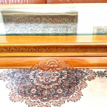 שולחן קפה סלוני בסגנון אנגלי, עשוי עץ וזכוכית