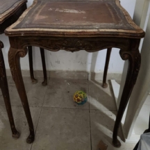 שולחן נוי קטן במצב משומש (מצולם) עשוי עץ ומשטח עור