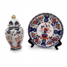 לוט של שני כלי פורצלן יפניים דקורטיביים, צלחת וכד+מכסה בסגנון אימרי. חתומים