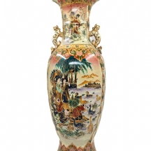 אגרטל רצפה סיני, בסגנון סטסומה (Satsuma) יפני, מעוטר באמייל וזהב.