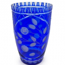 כד קריסטל גדול בצבע כחול, מלוטש בעבודת יד בליטוש מסוג 'Cut to Clear'