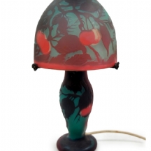 מנורה שולחנית בסגנון גאלה, עשויה מתכת וזכוכית, הזכוכית מעוטרת וחתומה בקמאו