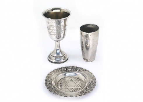 3 חפצי יודאיקה עשויים כסף, יצרנים וגדמים שונים (כולם חתומים),